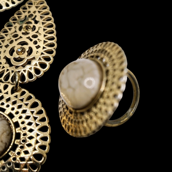 Elegant Gold Statement Necklace and Earring Set - Picture 3 of 3